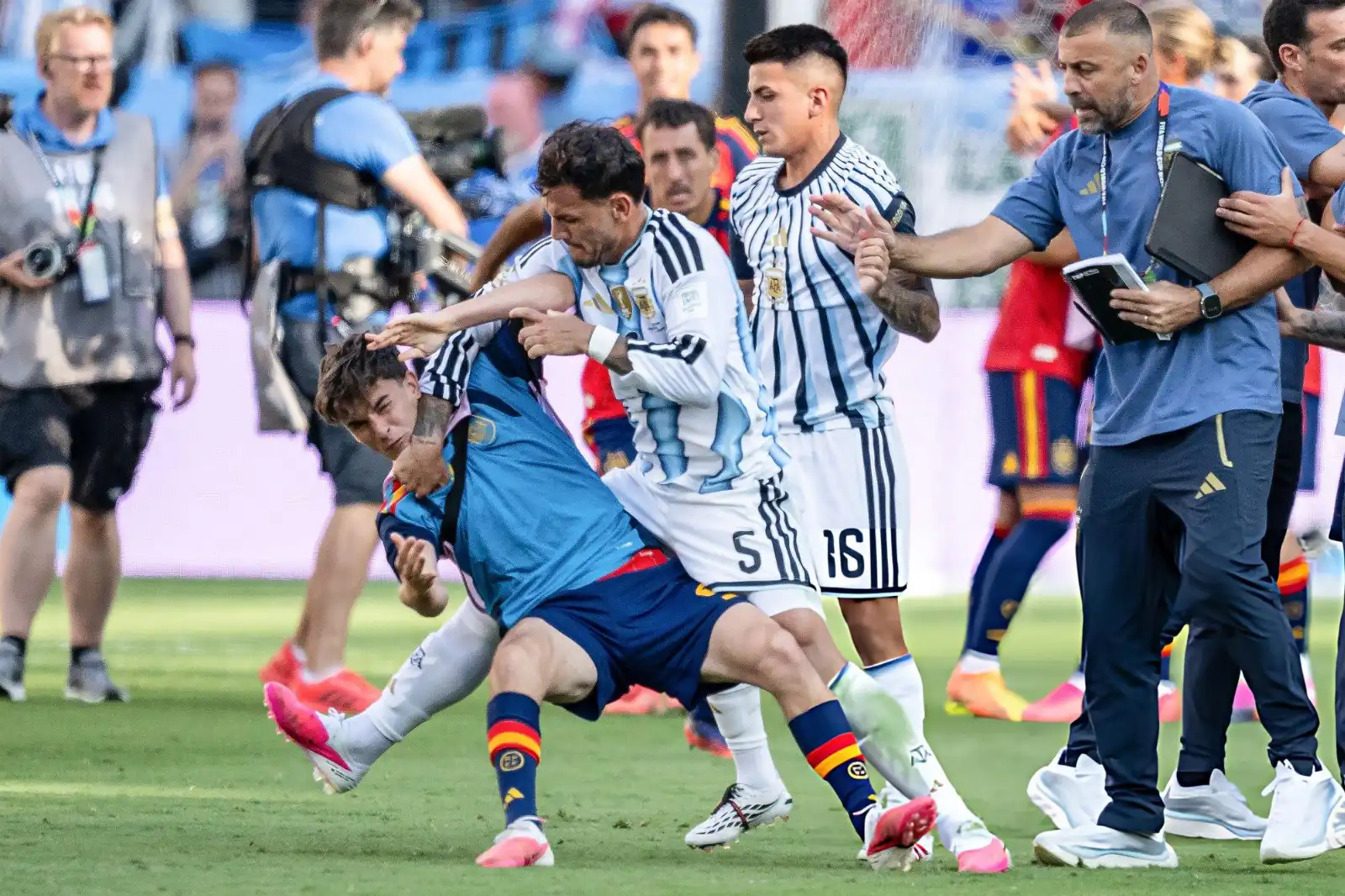 Alivio en la Selección: los jugadores sancionados en el Mundial podrán cumplir sus suspensiones en amistosos