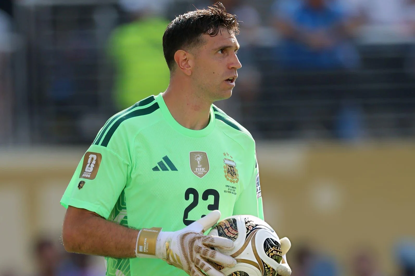 El Dibu Martínez: el dolor por la final del Mundial, el retiro de Messi, la continuidad de Scaloni y la renovación