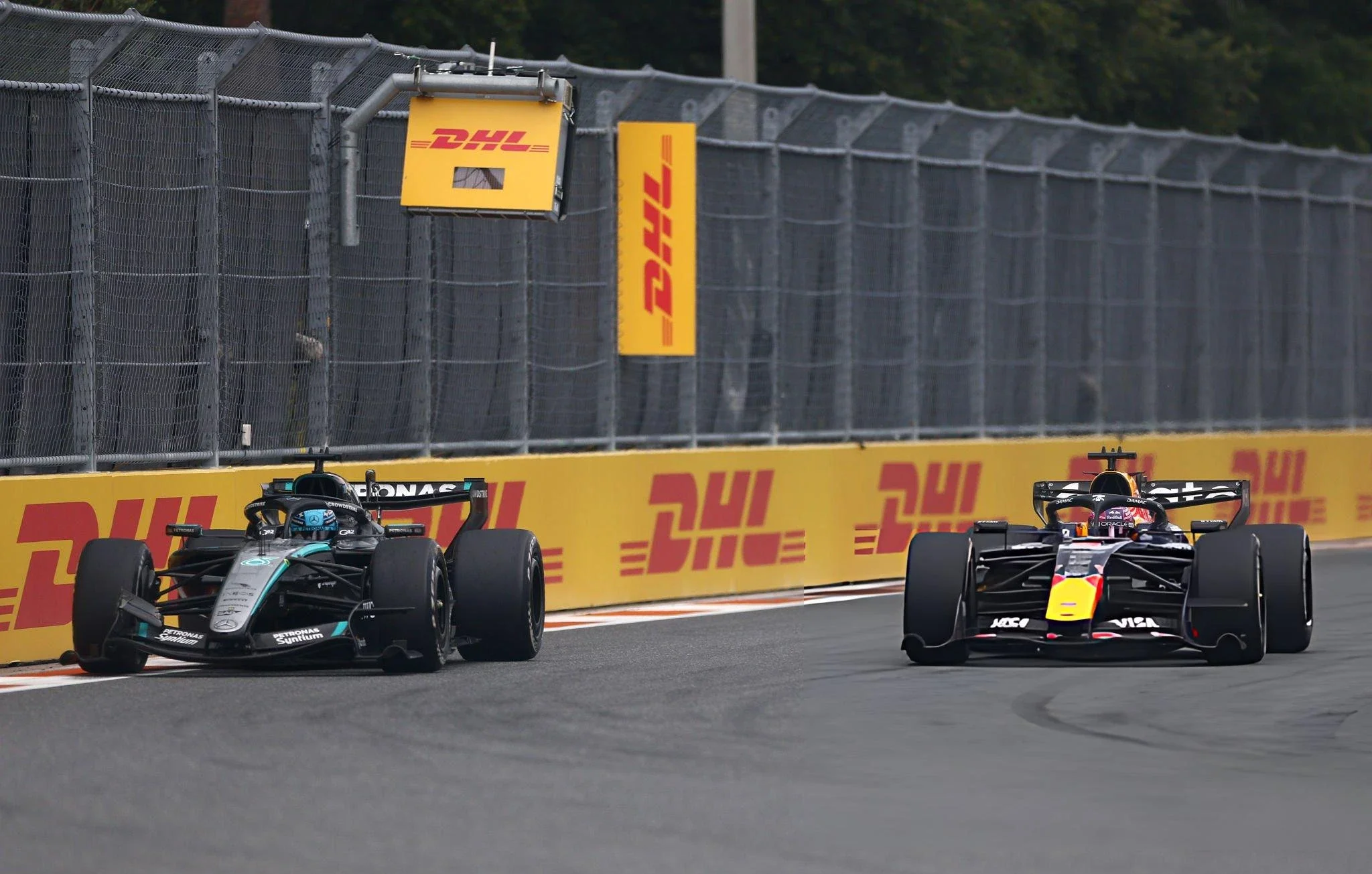 Russell mantuvo a raya a Verstappen