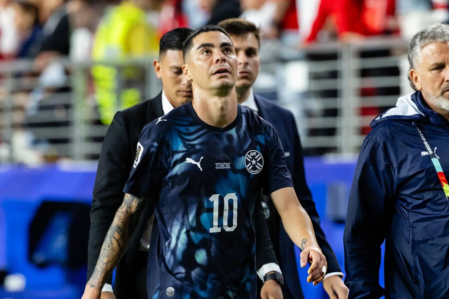 Almirón recibe suspensión mínima tras expulsión internacional