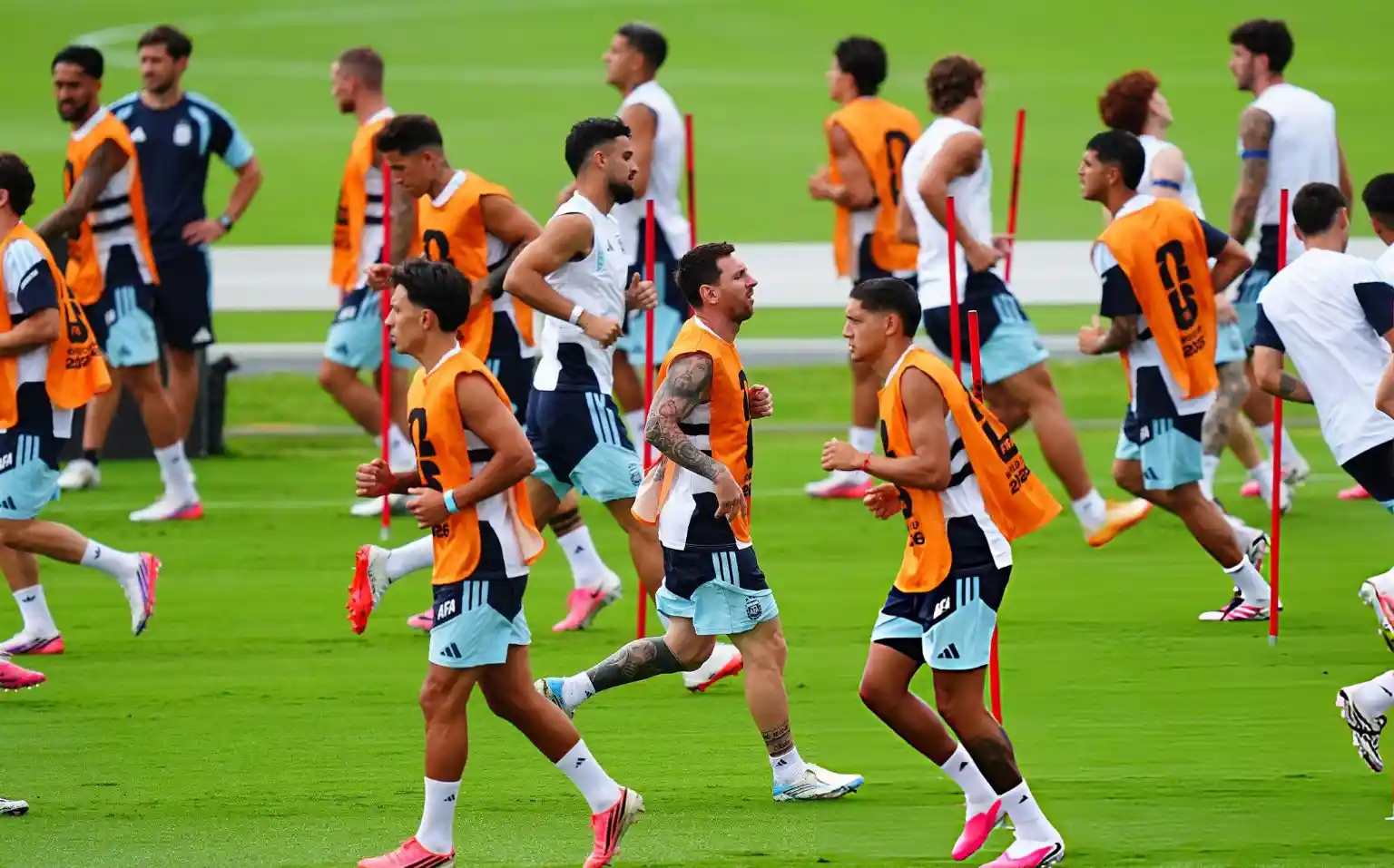 Scaloni thinks about the present of the players, not about what they have given