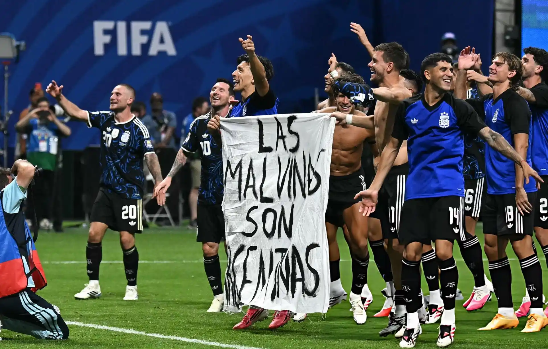La AFA podría ser sancionada entre otras cosas por la bandera de las Malvinas