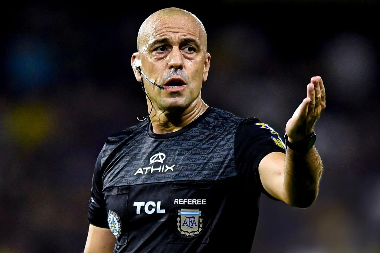 El encargado del VAR del Rosario Central - Estudiantes explicó dos jugadas polémicas y defendió su arbitraje