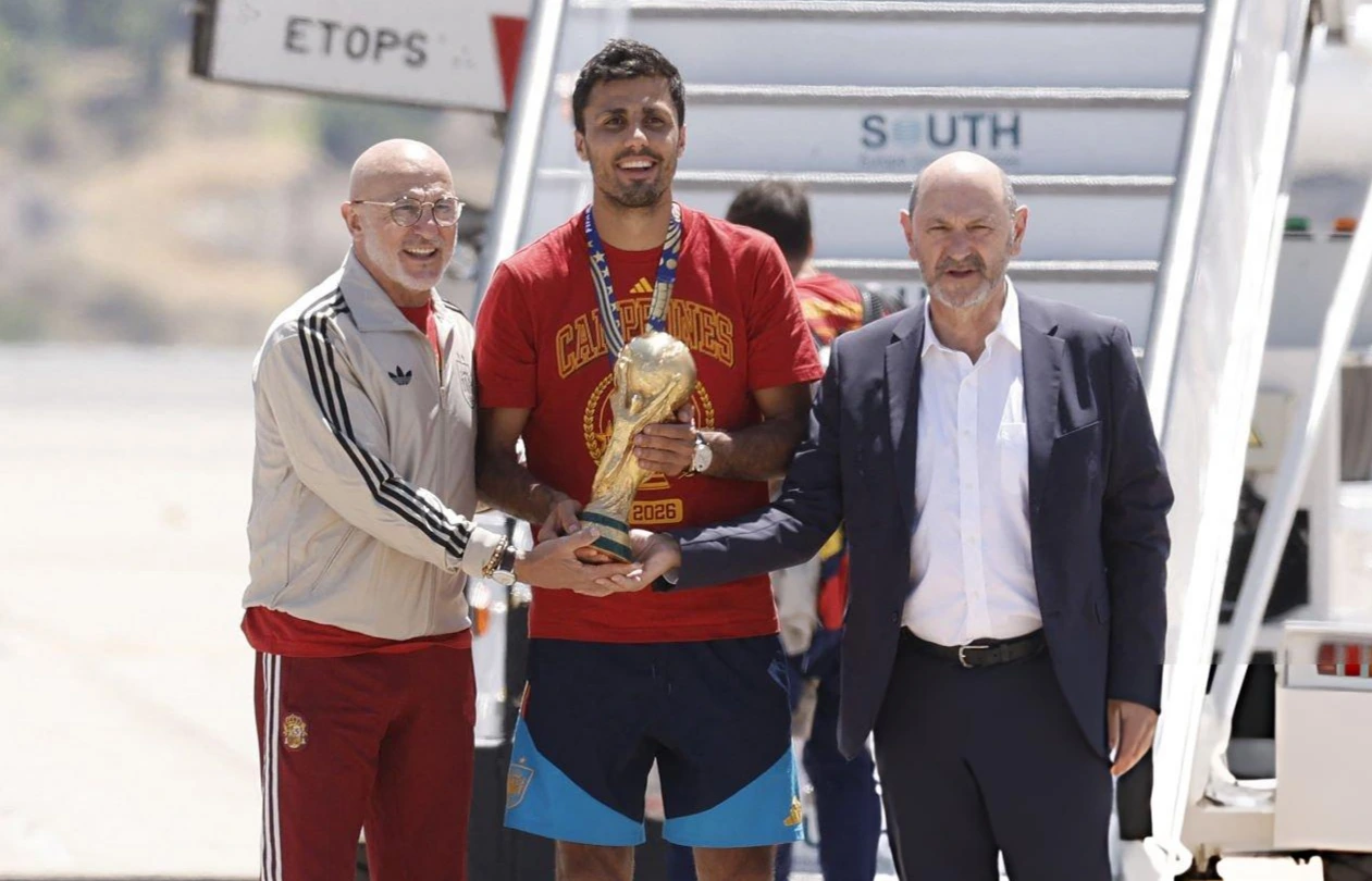 Louzán (derecha) calificó a Luis de la Fuente como el "mejor entrenador de la historia"