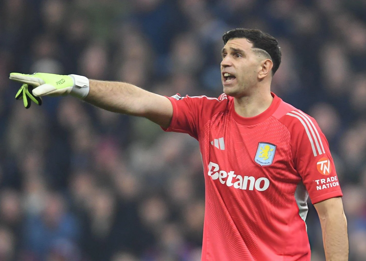El Dibu Martínez tendrá contrato por dos años con el Chelsea con posibilidad de prologarlo por uno más