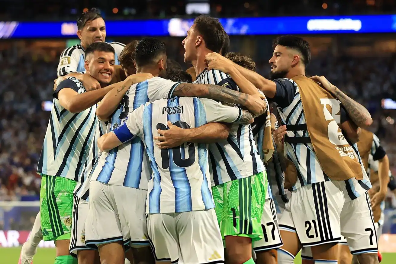 En un partido dramático, la Selección Argentina le ganó 3-2 a Cabo Verde en el alargue y avanzó a octavos de final