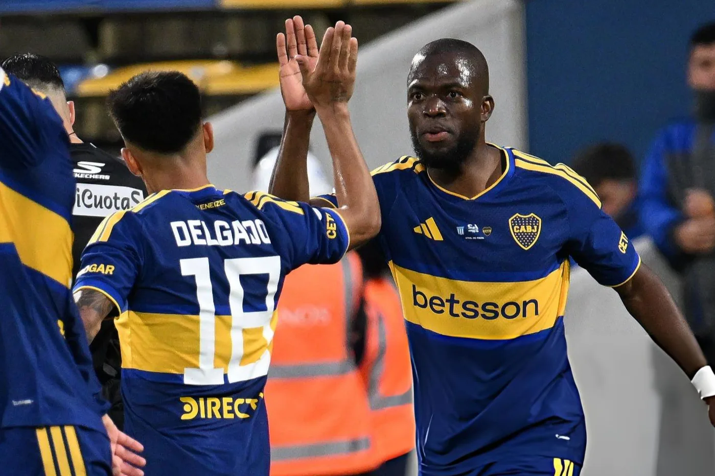 Con un Valencia intratable, Boca le remontó sobre la hora a Racing y se metió a las semifinales de la Copa Argentina