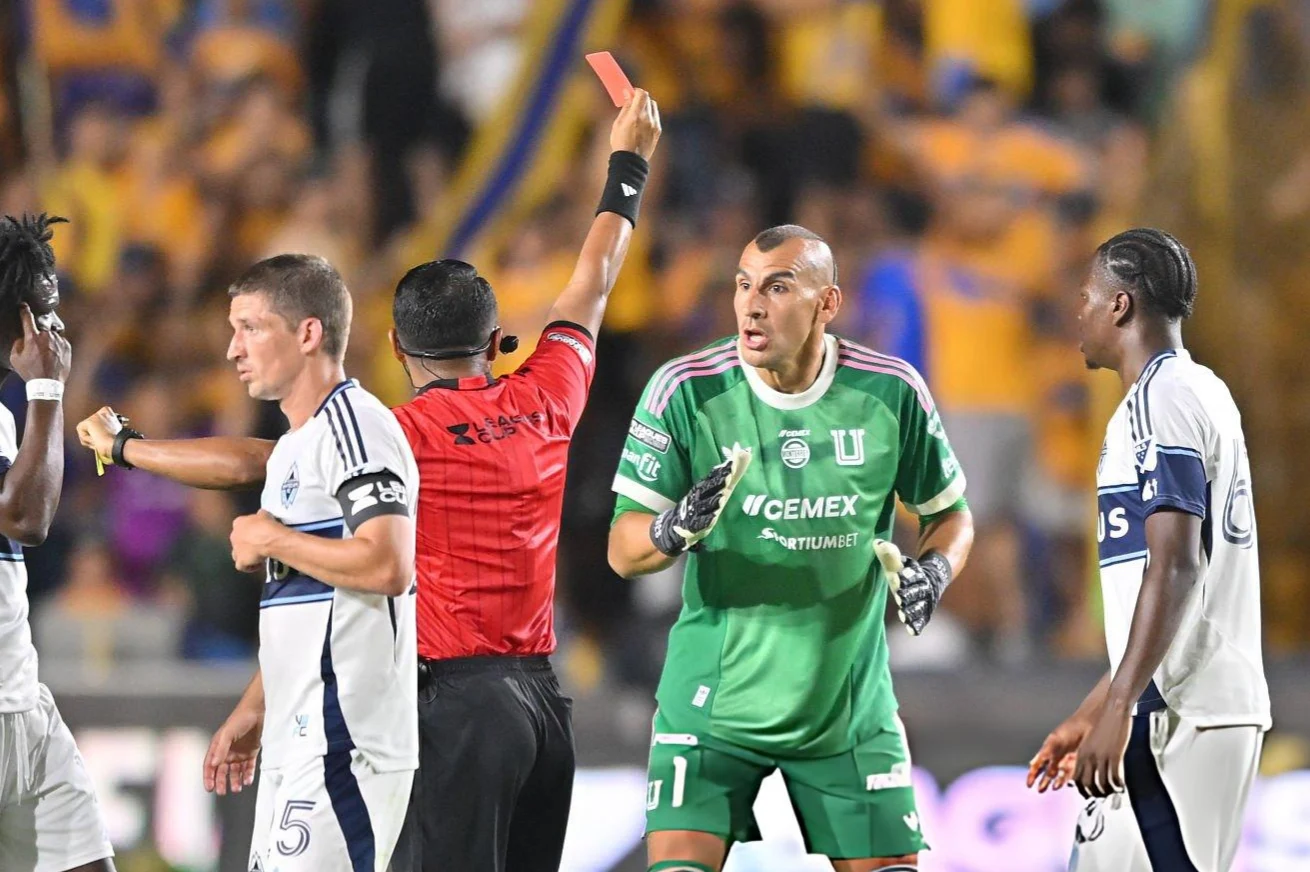Insólita expulsión del Patón Guzmán en la Leagues Cup: corrió hasta mitad de cancha y empujó al árbitro
