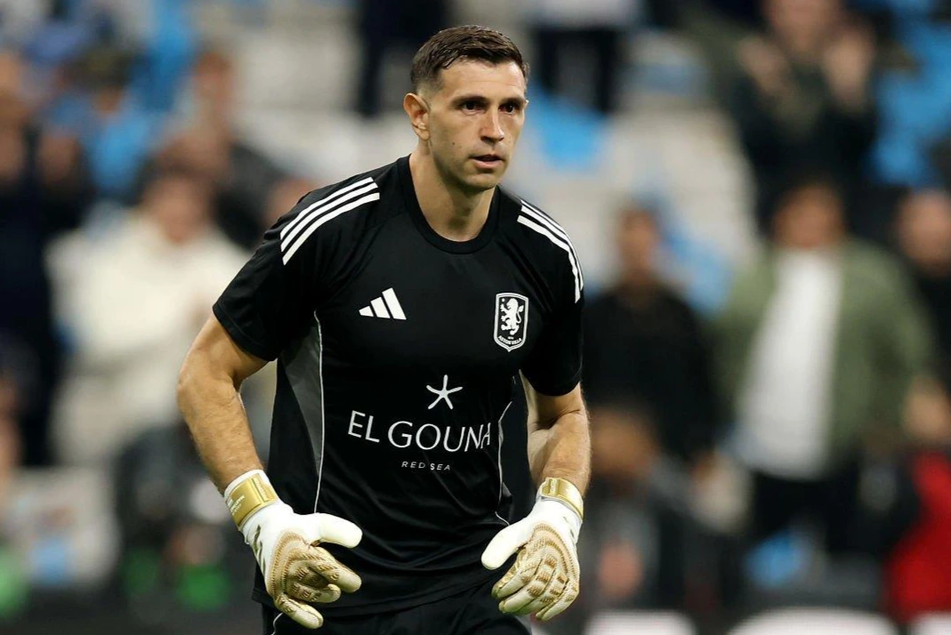 Por el alto costo de la operación, Juventus se bajó de las negociaciones por el Dibu Martínez
