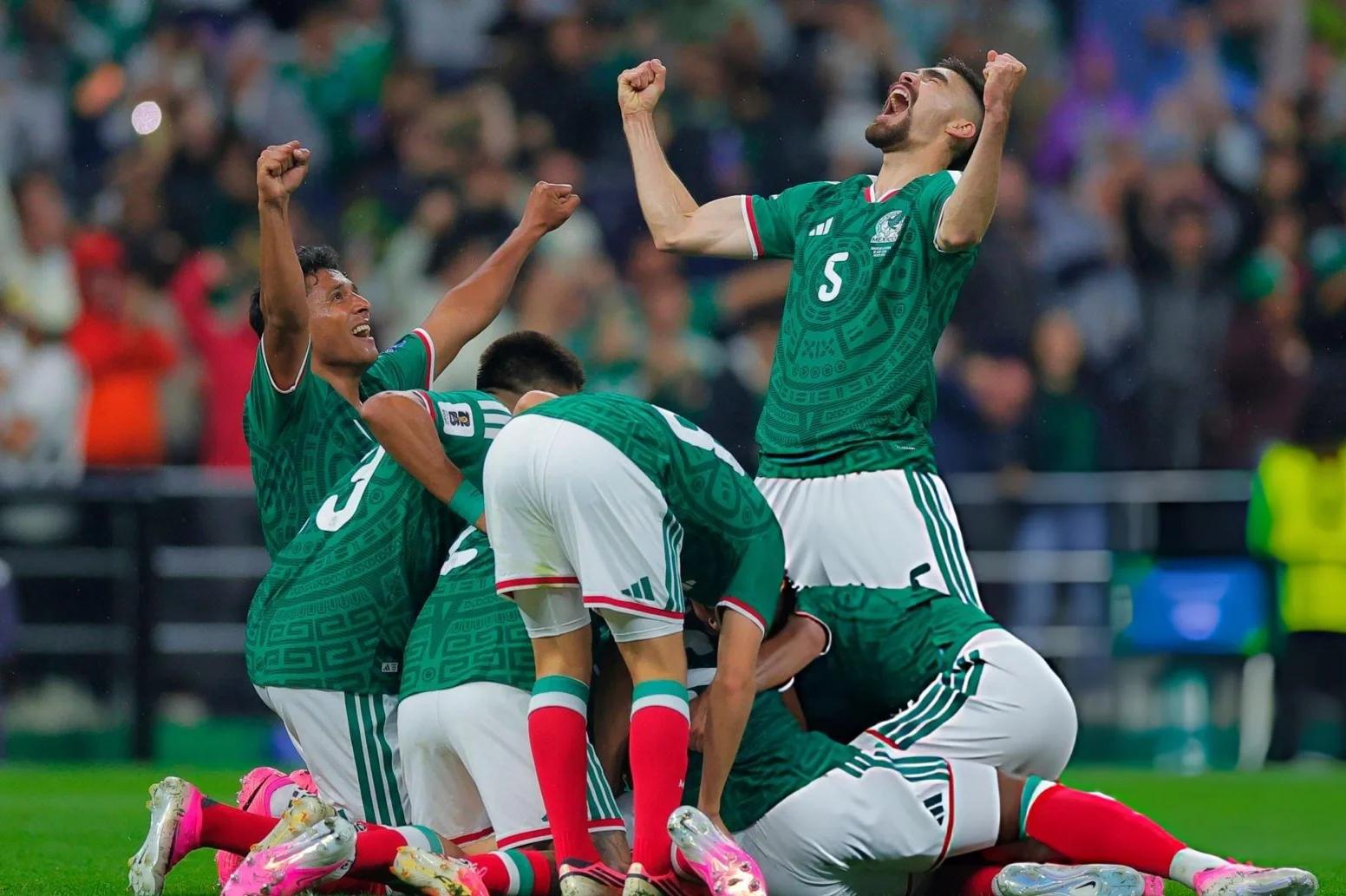 Llegó al quinto partido: México se hizo fuerte en su casa y venció a Ecuador 2-0 para avanzar a octavos
