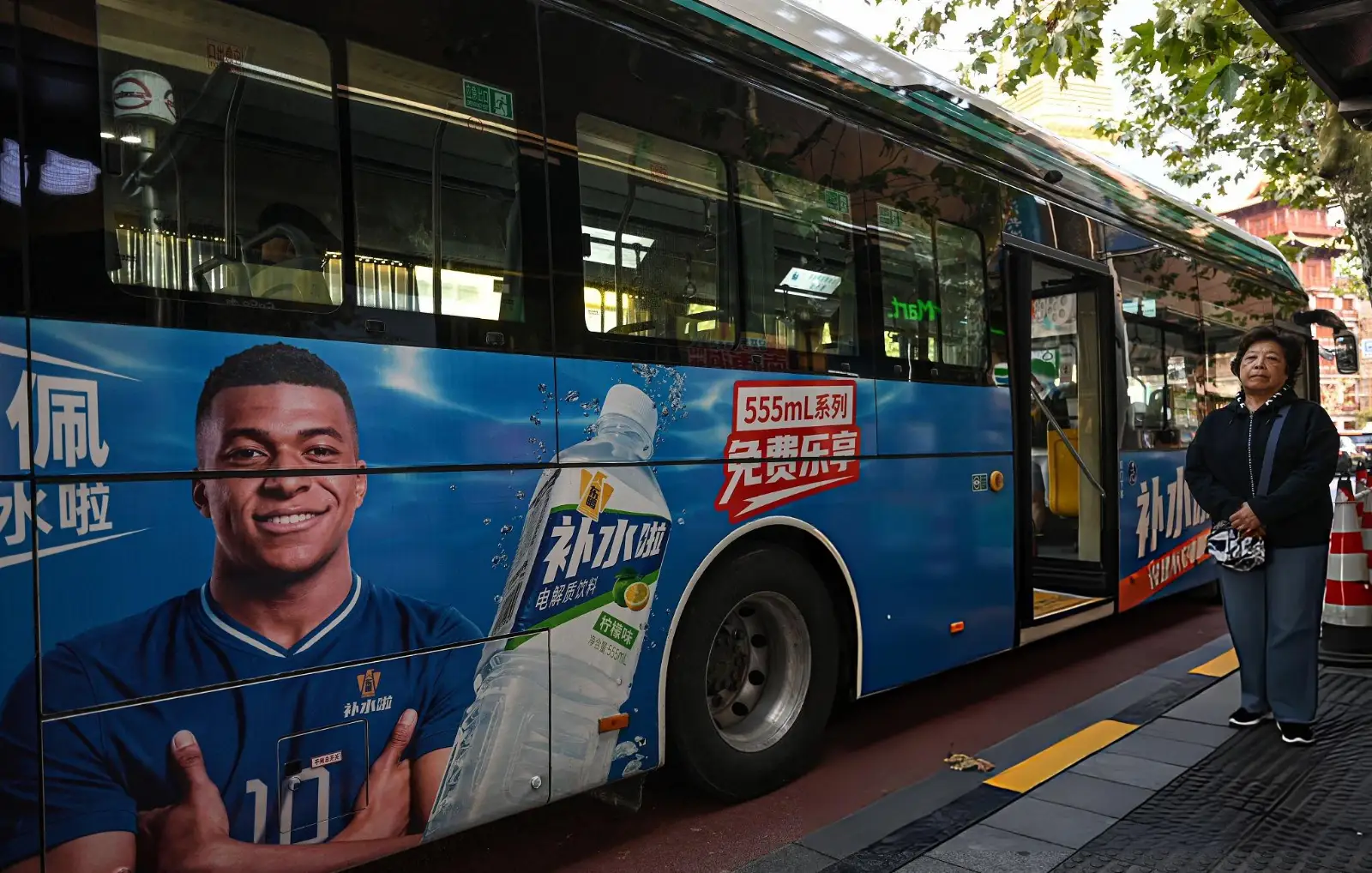 Publicidad de Dongpeng Beverage de Mbappé