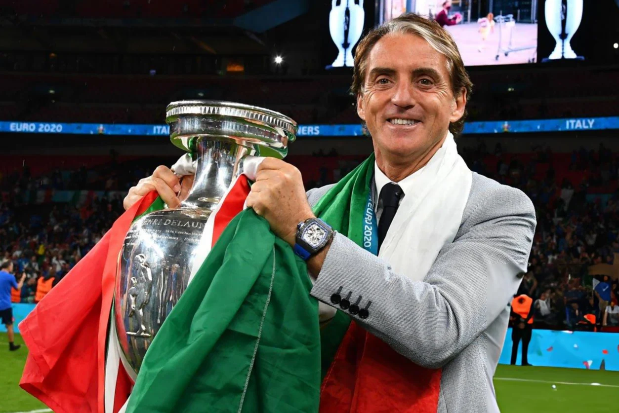 Tras la polémica con Pirlo, la Selección de Italia confirmó a Roberto Mancini como nuevo DT