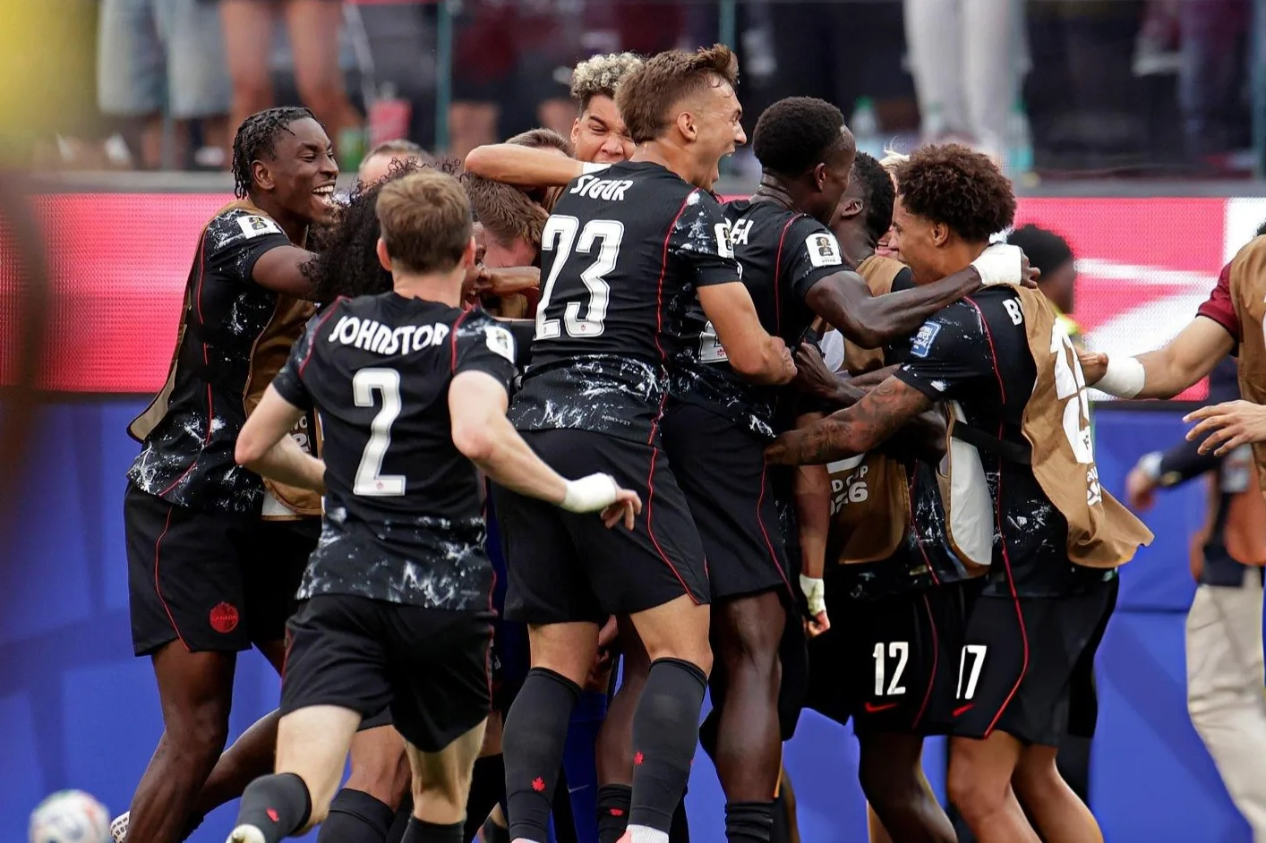 Canadá le ganó 1-0 a Sudáfrica sobre el cierre y avanzó a octavos de final