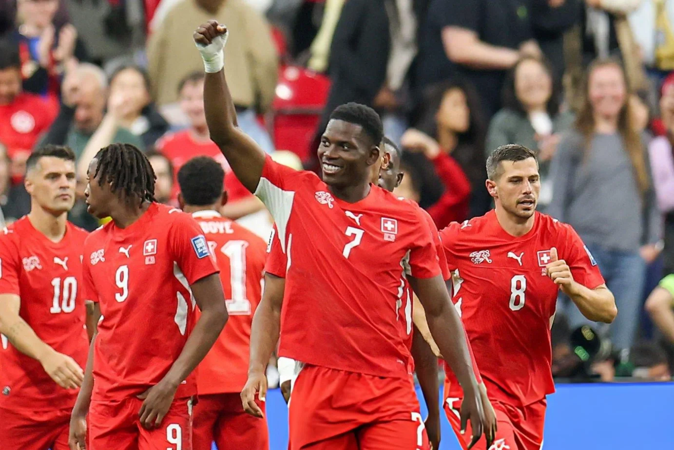 Suiza le ganó 2-0 a Argelia y accedió a los octavos de final