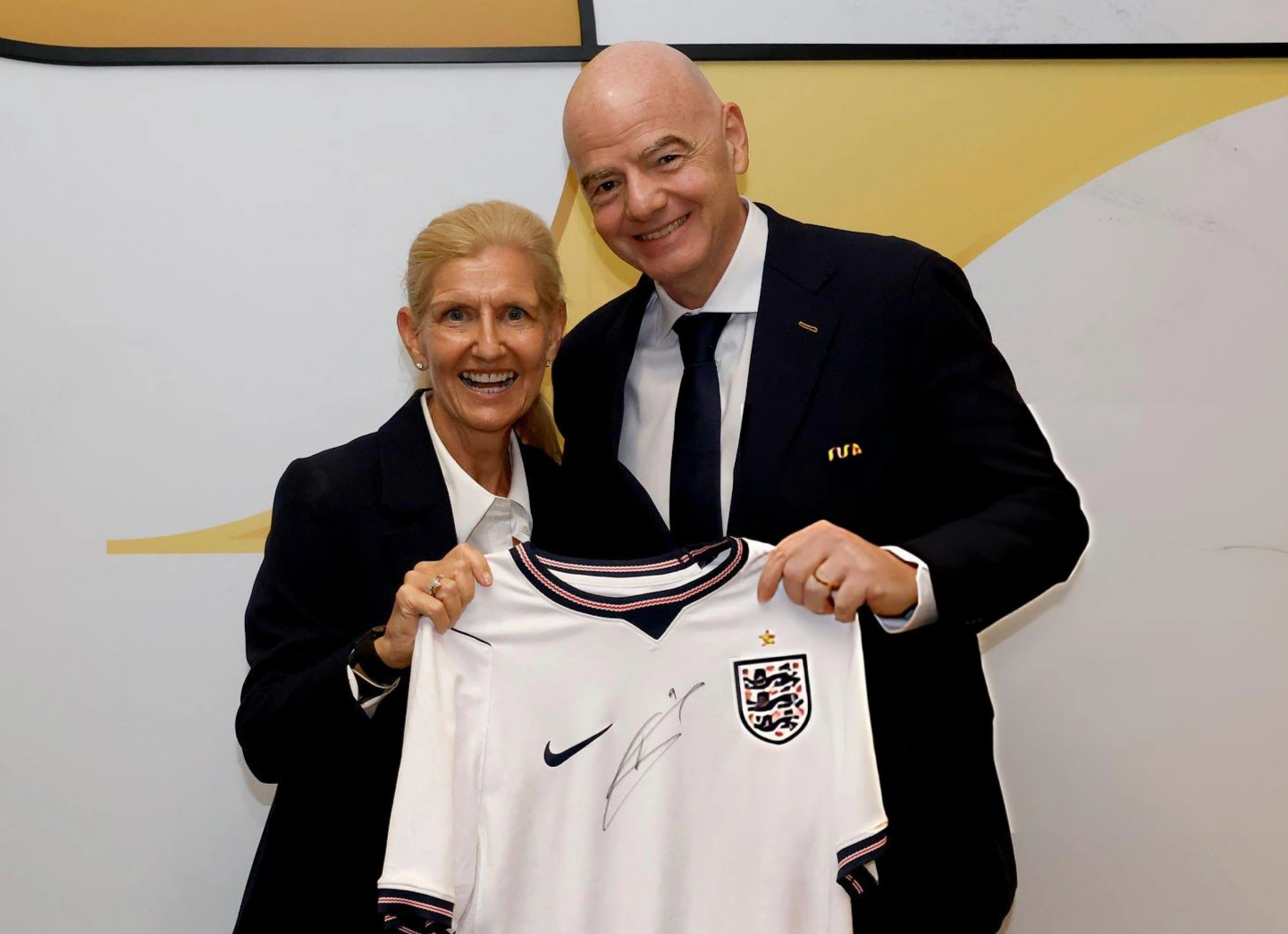 Debbie Hewitt le reclamó mayor transparencia a Gianni Infantino