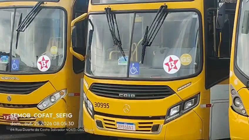 Los colectivos con la propaganda de Lula da Silva.
