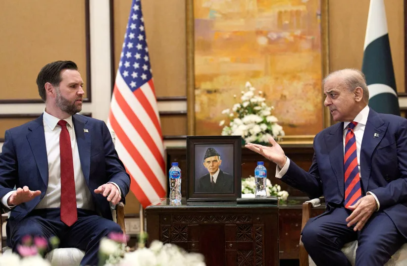 El vicepresidente de EEUU, JD Vance, en conversación con el Primer Ministro de Pakistán