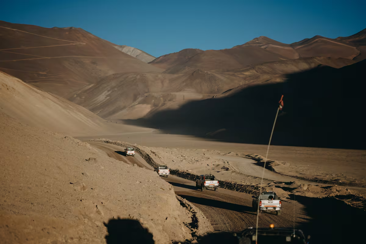 La firma privada costea el mantenimiento de los caminos por los que opera.