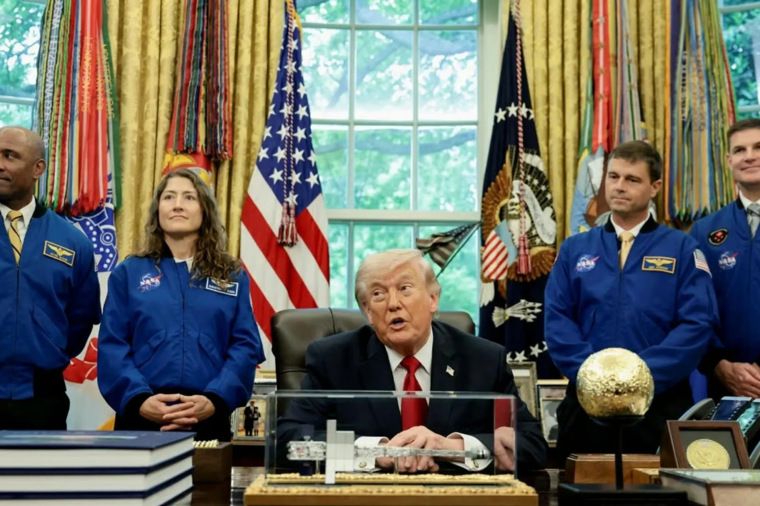 Donald Trump y los astronautas del Artemis II