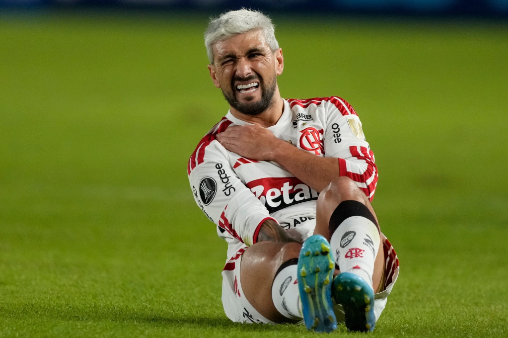 ¿Nueva baja para Uruguay?: Giogian De Arrascaeta sufrió una fractura de clavícula y llegaría con lo justo al Mundial