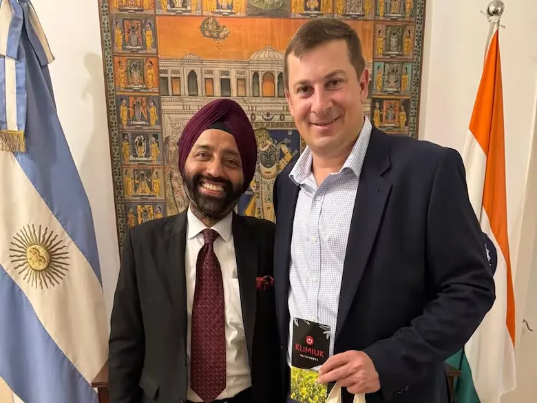 Yonathan Klimiuk junto a Mani Manchanda, empresario indio.