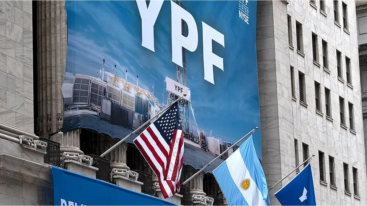 La bandera de YPF flameando en Wall Street.